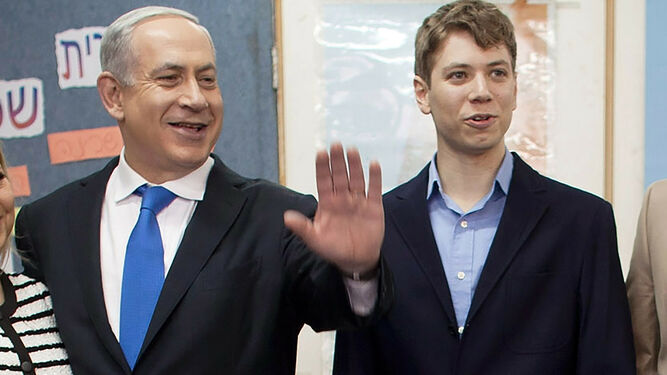 El primer ministro israelí, Benjamin Netanyahu, saluda al lado de su hijo Yair.