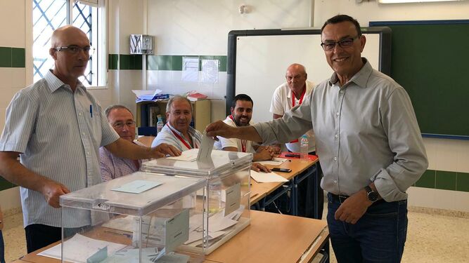 Caraballo, votando en un colegio electoral de Chucena.
