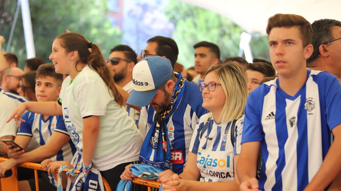 Las Carpas de la Avenida Andaluc&iacute;a se llenan de corazones albiazules para ver  el partido.