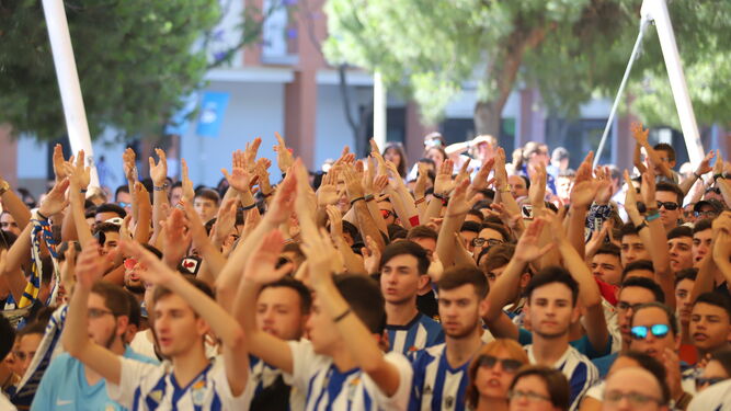 Las Carpas de la Avenida Andaluc&iacute;a se llenan de corazones albiazules para ver  el partido.