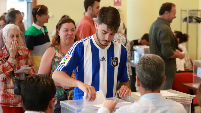 Un joven vota con su camiseta del Recre puesta.