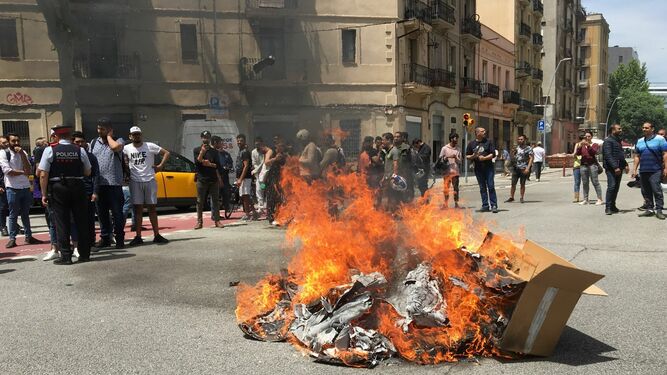 Un centenar de repartidores de Glovo queman mochilas de la compañía tras la muerte de un compañero.