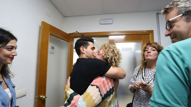 Pilar Marín se abraza con su hijo en la noche del domingo.