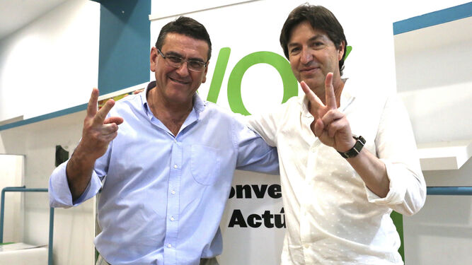 Rafael Segovia y Wenceslao Font, de Vox Huelva, felices por el resultado obtenido.