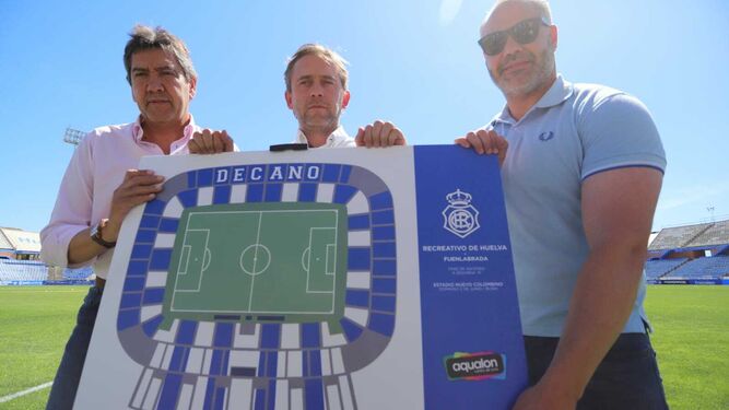 Manolo Zambrano, David Mallada y Jairo Suárez presentan el mosaico que se exhibirá el domingo en el estadio.
