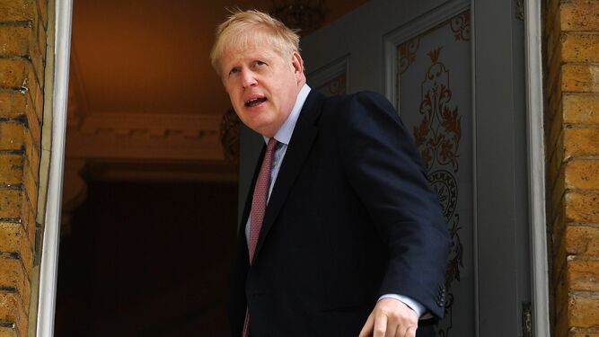 Boris Johnson sale de su residencia en Londres.
