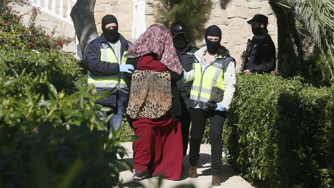 Una españolaq detenida en Alicante en 2017, viuda de un combatiente yihadista que intentó viajar a la zona de conflicto sirio-iraquí con sus cuatro hijos menores.