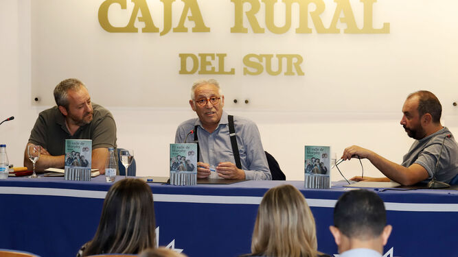 El autor de ‘El valle de Murphy’, Paco Huelva, acompañado por el escritor Paco Silvera, presentador del acto, y por el editor Rafa Pérez.