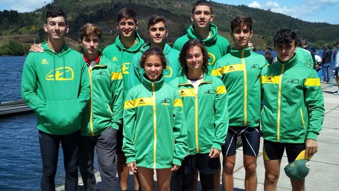 El equipo júnior y sénior Club Piragüismo Tartessos que compitió en aguas gallegas.