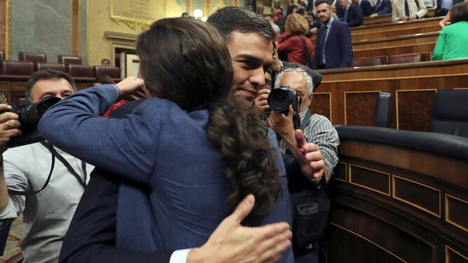 Pedro Sánchez y Pablo Iglesias se abrazan en el hemiciclo del Congreso.