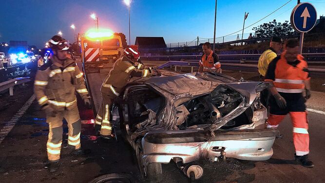 Estado en el que quedó el coche siniestrado en la autopista AP-9 de Vigo causando tres muertes.
