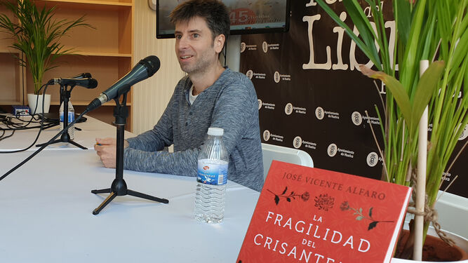 José Vicente Alfaro en una presentación de su última novela.