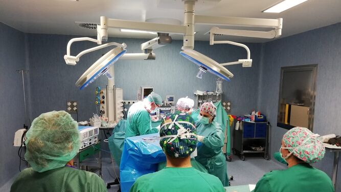 Una intervención quirúrgica en el Hospital Infanta Elena.