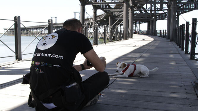 El perro turista junto a su dueño en el Muelle de la Rio Tinto Company