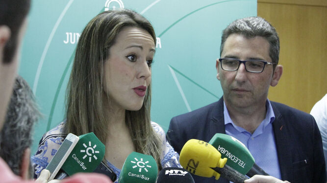 La delegada del Gobierno de la Junta, Bella Verano, esta mañana, acompañada por Álvaro Burgos.