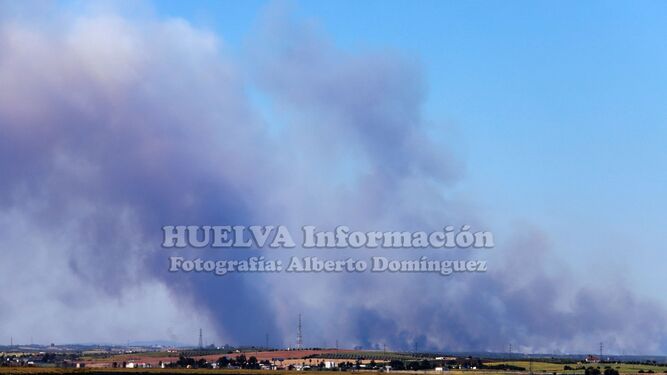 Humareda provocada por el incendio en Fuente de la Corcha vista desde Huelva.