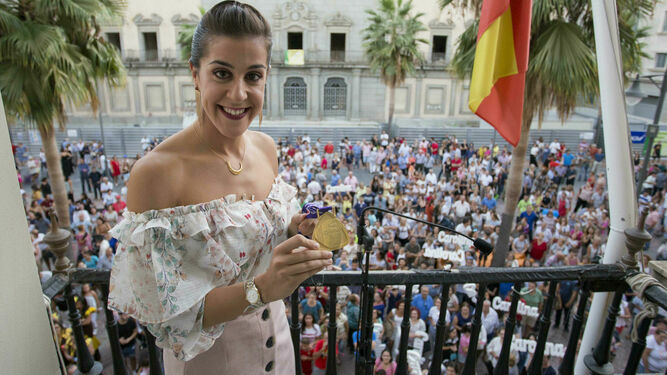La deportista Carolina Marín con la Medalla de Oro de Huelva en el balcón del Ayuntamiento capitalino.