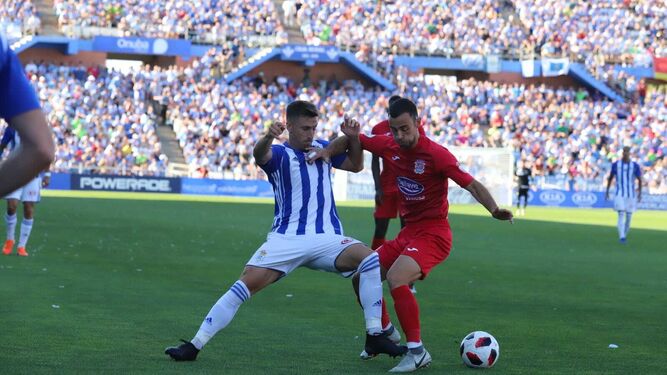 Fernando Llorente aprieta a un jugador del Fuenlabrada.