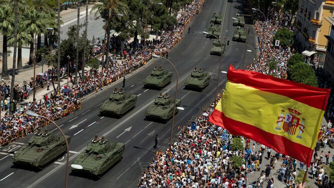 Un momento de la parada militar de este sábado por Sevilla