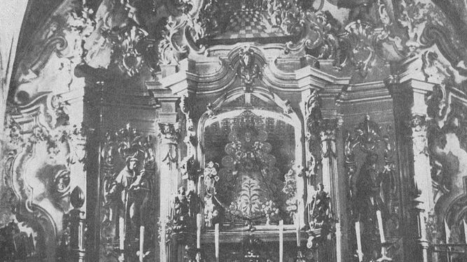 La Virgen del Rocío en el altar de su antigua ermita.