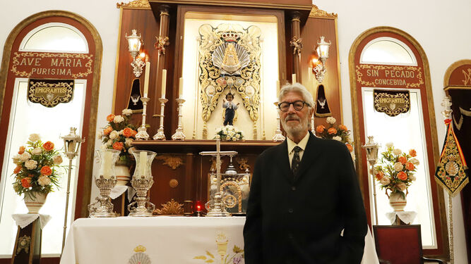 El presidente de la Hermandad de Emigrantes, Eduardo Fernández Jurado, ante el altar de la iglesia de la Casa Hermandad.