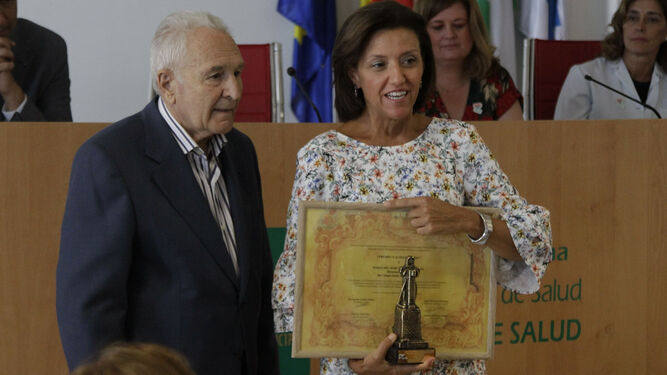 María del Mar Caldentey posa con el premio que le entregó Eduardo Mateo Suero.