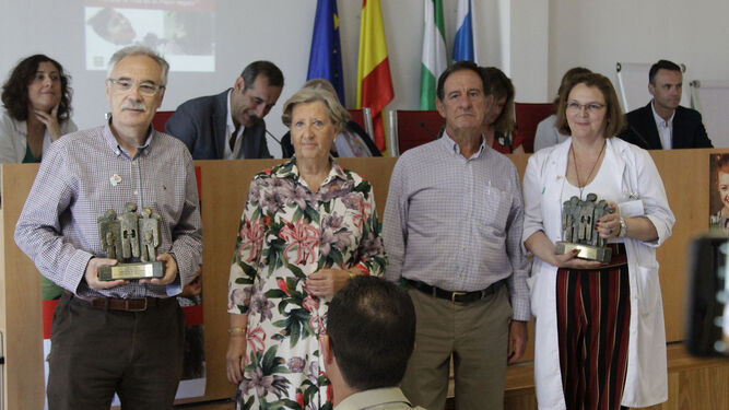 Rafael Perea y Paloma Hergueta recogieron los premios de manos de Amalia O'Kelly y Román.