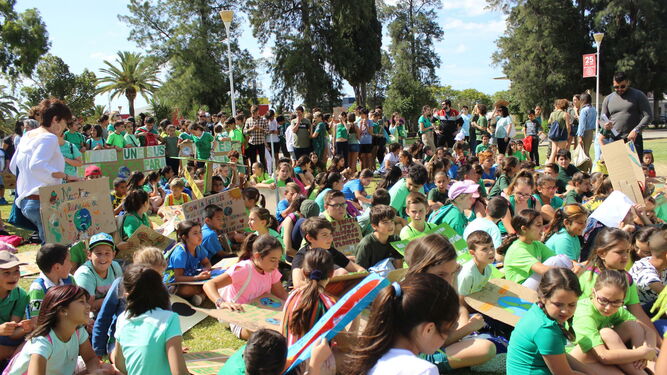 Sentada de alumnos de centros escolares de la provincia en defensa del medio ambiente.
