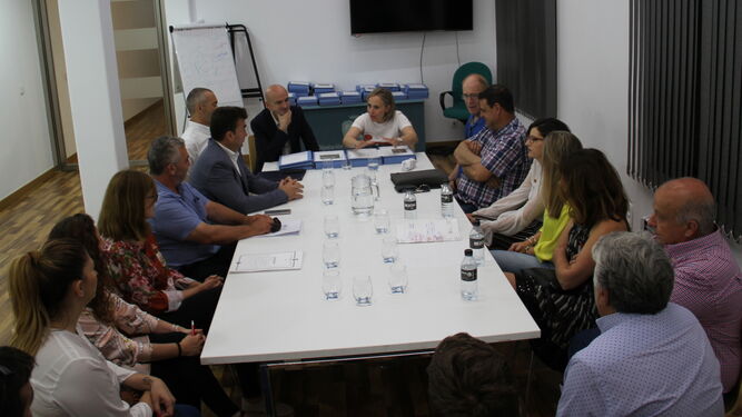 Reunión para la entrega de los proyectos del PFEA en la Diputación.