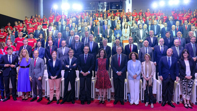Foto de familia de la junta de accionistas de Universia, celebrada este jueves en Madrid.