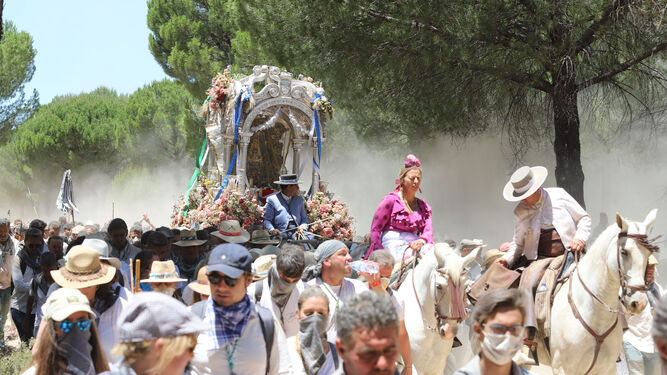 El simpecado de Huelva camina momentos antes de llegar a Gato acompañado por los devotos onubenses.