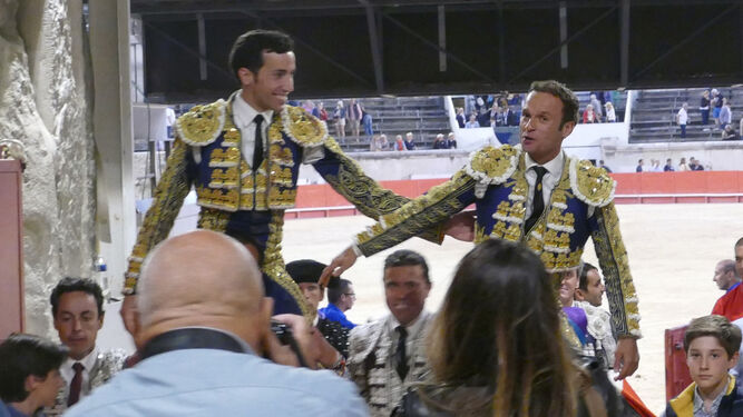 David de Miranda junto a Antonio Ferrera en su salida a hombros en Nimes.