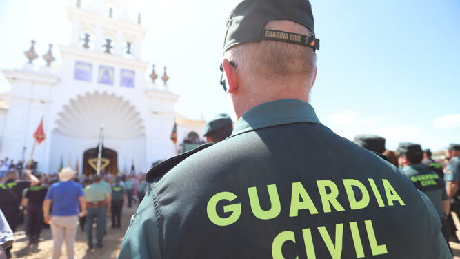 Un guardia civil durante su labor en El Rocío.