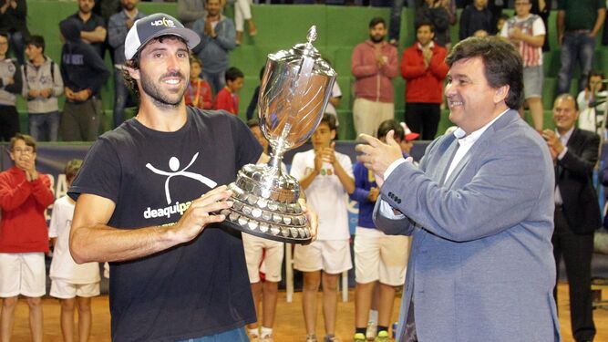 Gutiérrez-Ferrol levanta el trofeo en presencia del alcalde, el año pasado.