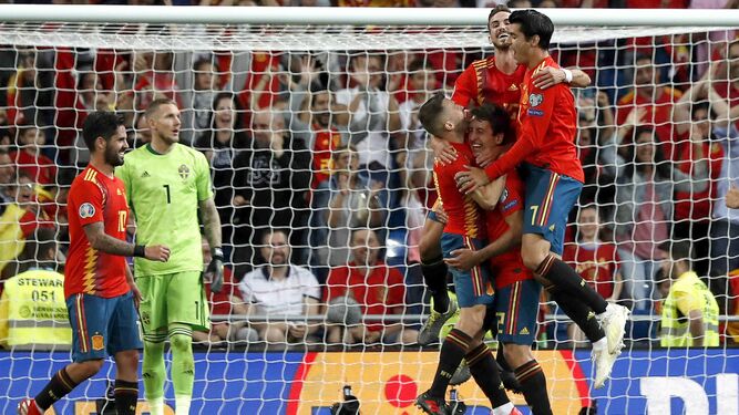 Jordi Alba, Mikel Oyarzabal, Fabián Ruiz y Álvaro Morata celebran el tercer gol de la Selección Española contra Suecia.