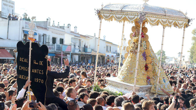 Emigrantes recibe a la Virgen del Rocío con el rezo de la Salve.