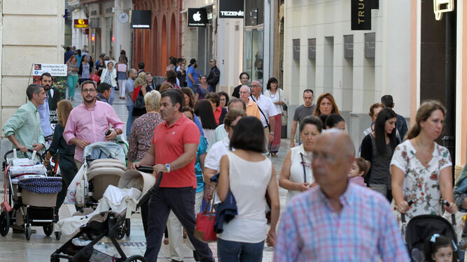 Una de las principales calles comerciales del centro de Huelva muy concurrida por la tarde.