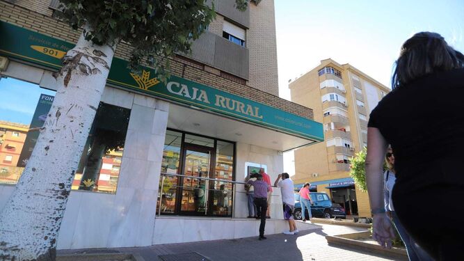La sucursal bancaria de Caja Rural en la avenida Galaroza.