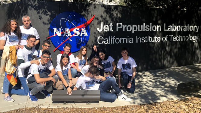 El grupo de Lepe, ante el Jet Propulsion Laboratory de la NASA.