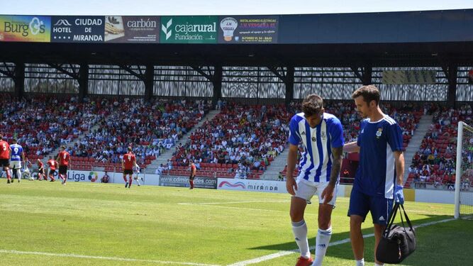 Diego Jiménez se retira del campo durante el partido del pasado domingo en Anduva.