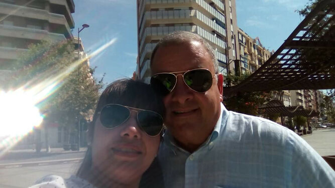 La pareja, en una imagen reciente, tomada en la Plaza XII de Octubre de Huelva capital.
