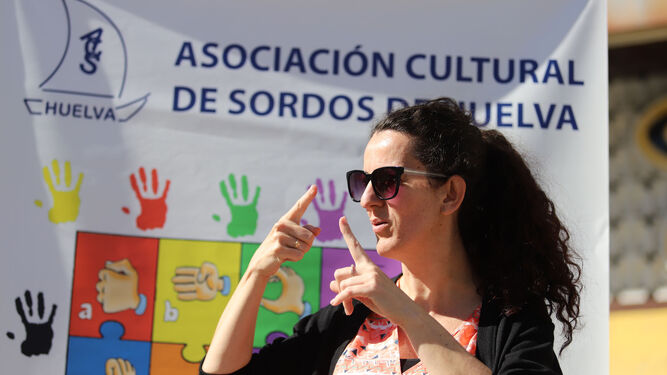 Cinta Basegosa, miembro de la junta directiva de la Asociación Cultural de Sordos, habla en lengua de signos.
