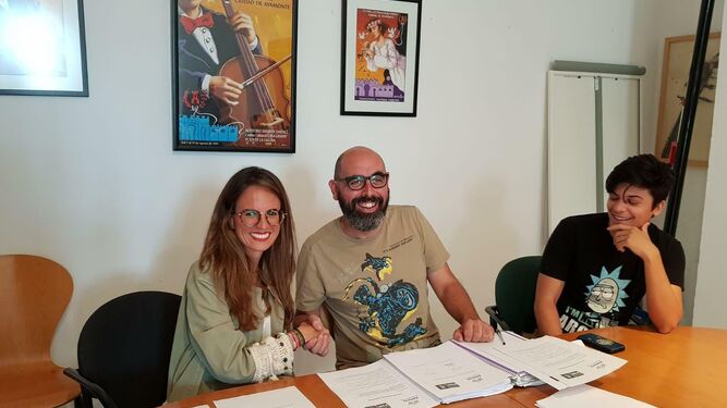 Natalia Santos y Juan José Santana, tras firmar el pacto de investidura en Ayamonte.