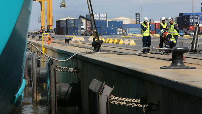 Primera operaci&oacute;n de abastecimiento de Gas Natural de cami&oacute;n a barco en el Muelle Sur.