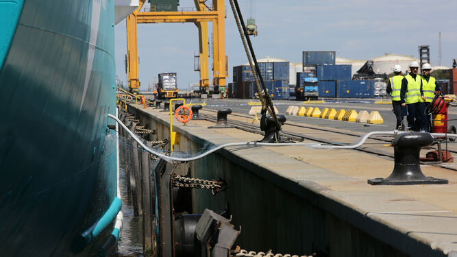 Primera operaci&oacute;n de abastecimiento de Gas Natural de cami&oacute;n a barco en el Muelle Sur.