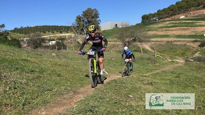 Dos ciclistas, durante una prueba anterior del Circuito Provincial en El Granado.