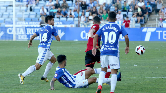 Andrade y Borja Díaz intentan frenar a Álvaro Rey en el choque de ayer entre el Recreativo y el Mirandés.
