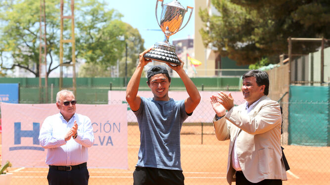Pedro Sakamoto alza la Copa del Rey de Tenis.
