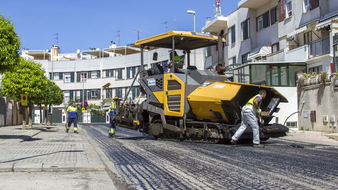 Trabajos de asfaltado en la calle Isidro Pinedo.