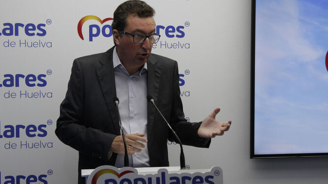 El presidente provincial del PP, Manuel Andrés González, ayer, en rueda de prensa en la sede del partido.